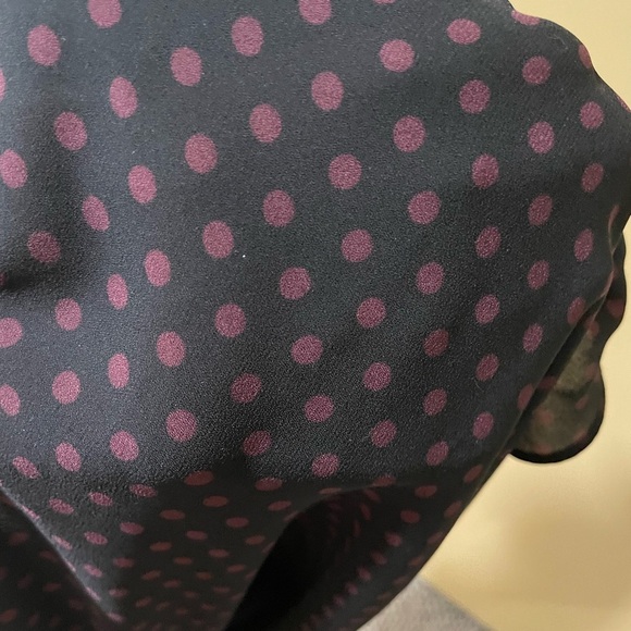 😵💫 3/$12 Who What Wear Black and Pink Ruffle Blouse - Picture 3 of 5